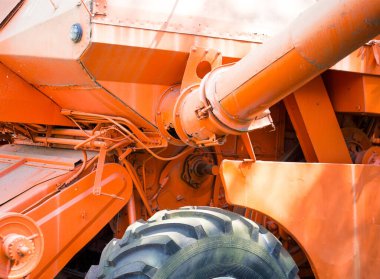 Eski terk edilmiş tarım makineleri hasat için.