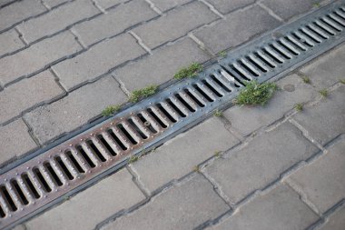 Yağmurlar için fırtına gideri ve su geçirmez yüzeylerden geliyor.