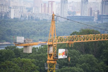 Şehirdeki bir inşaat alanında kule vinci.