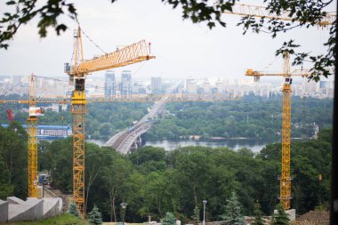 Şehirdeki bir inşaat alanında kule vinci.