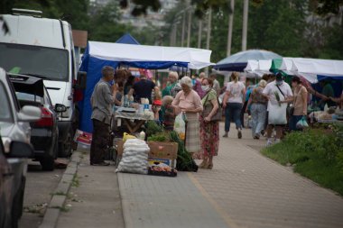 Kyiv, Ukrayna 10.03.2020: Kentin sokaklarındaki pazarda spontane kontrolsüz ticaret