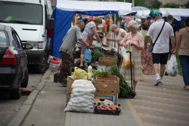Kyiv, Ukrayna 10.03.2020: Kentin sokaklarındaki pazarda spontane kontrolsüz ticaret