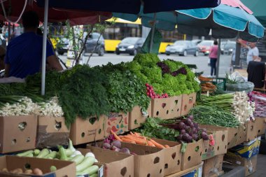 Kyiv, Ukrayna 10.03.2020: Kentin sokaklarındaki pazarda spontane kontrolsüz ticaret