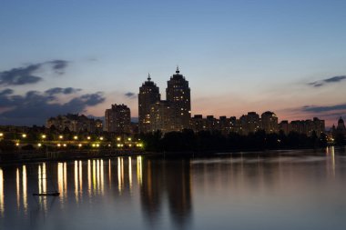 Obolon 'daki Dinyeper' in kıyısında parlak gece seti.