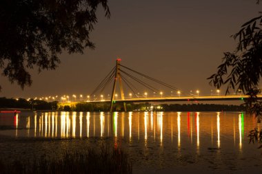Gece Kiev 'de Kuzey Moskova köprüsü
