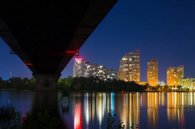 Obolon 'daki Dinyeper' in kıyısında parlak gece seti.