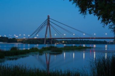 Gece Kiev 'de Kuzey Moskova köprüsü