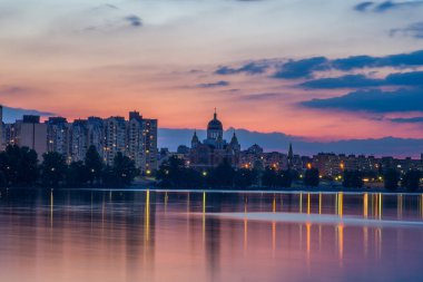 Obolon 'daki Dinyeper' in kıyısında parlak gece seti.