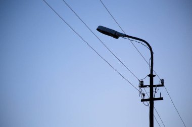 Şehre elektrik sağlayacak kablolar.