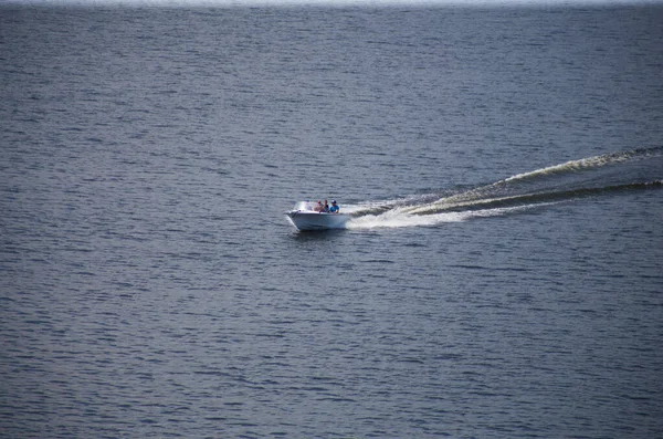 キエフ ウクライナ09 2020 モータボートは川に沿って帆 — ストック写真