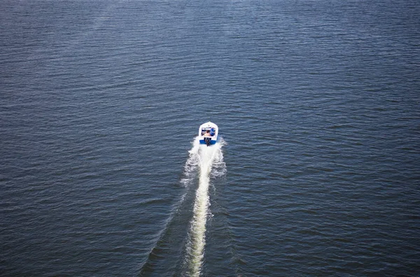 モーターボートは川に沿って帆 — ストック写真