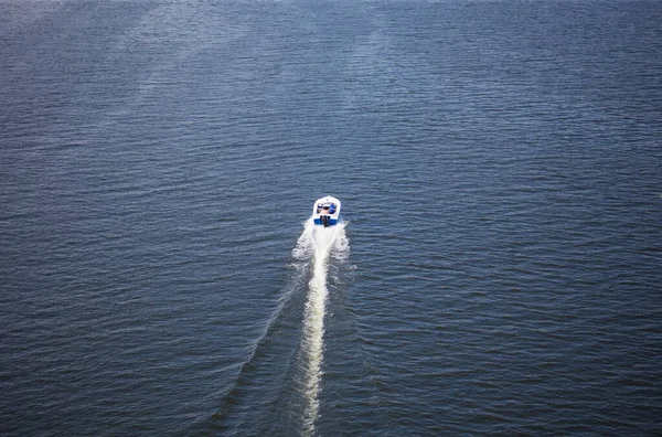 Das Motorboot Fährt Den Fluss Entlang — Stockfoto