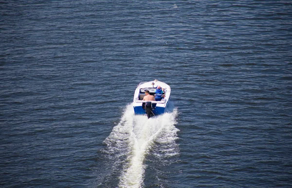 Das Motorboot Fährt Den Fluss Entlang — Stockfoto