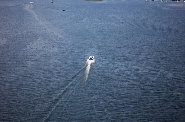 モーターボートは川に沿って帆 — ストック写真