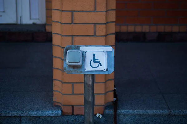 Przycisk Wzywania Personelu Aby Pomóc Osobom Niepełnosprawnym Wózkom Inwalidzkim — Zdjęcie stockowe