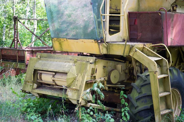 Antiguas Máquinas Agrícolas Abandonadas Para Cosechar —  Fotos de Stock