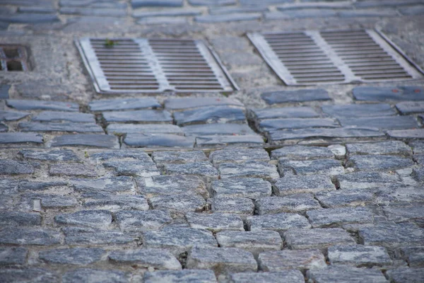 Βυθίζοντας Πέτρες Στο Δρόμο Μιας Ευρωπαϊκής Πόλης — Φωτογραφία Αρχείου