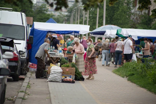 Kijów Ukraina 2020 Spontaniczny Niekontrolowany Handel Rynku Przy Ulicy Miejskiej — Zdjęcie stockowe