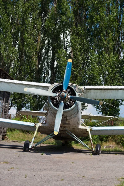 Gündüz Vakti Terk Edilmiş Eski Çift Kanatlı Uçak — Stok fotoğraf