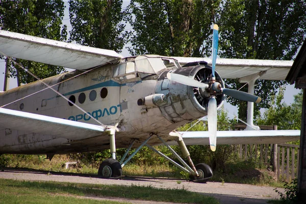 Eski Terk Edilmiş Çift Kanatlı Antonov — Stok fotoğraf