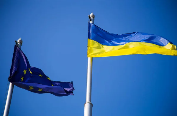 Bandiera Dell Unione Europea Bandiera Ucraina Sventolano Sullo Sfondo Del — Foto Stock
