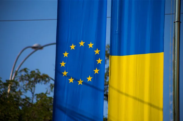 Bandiera Dell Unione Europea Bandiera Ucraina Sventolano Sullo Sfondo Del — Foto Stock