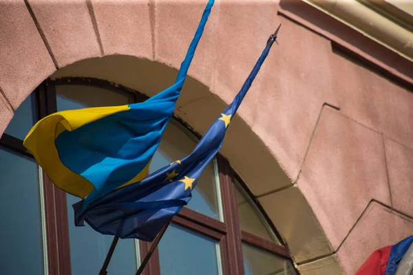 Flagge Der Europäischen Union Und Ukrainische Flagge Wehen Gegen Hausfassade — Stockfoto