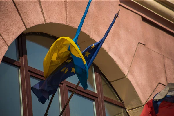 Vlajka Evropské Unie Ukrajinská Vlajka Vlající Proti Fasádě Budovy — Stock fotografie