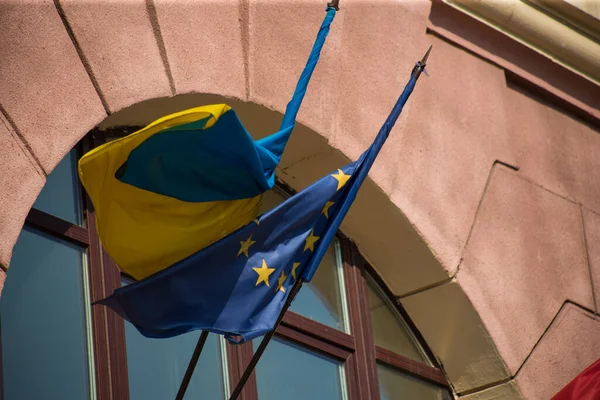 Flagge Der Europäischen Union Und Ukrainische Flagge Wehen Gegen Hausfassade — Stockfoto