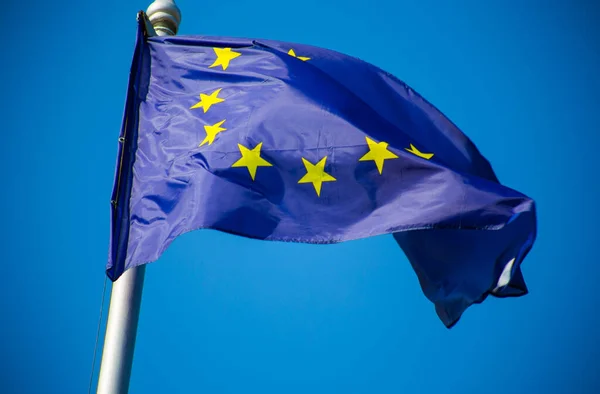 Σημαία Της Ευρωπαϊκής Ένωσης Κυματίζει Στον Γαλάζιο Ουρανό — Φωτογραφία Αρχείου