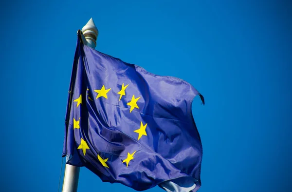 Флаг Европейского Союза Развевающийся Фоне Голубого Неба — стоковое фото