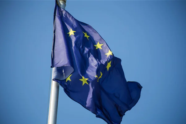 欧盟的旗帜在蓝天飘扬 — 图库照片