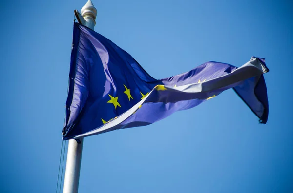 Σημαία Της Ευρωπαϊκής Ένωσης Κυματίζει Στον Γαλάζιο Ουρανό — Φωτογραφία Αρχείου