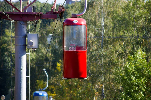 ゴーキー公園のハリコフにあるソ連の未来的なケーブルカー — ストック写真