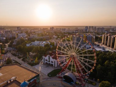 Kharkov 'daki Gorky Park' taki dönme dolabın hava görüntüsü.