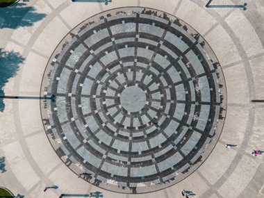 Kharkov 'daki özgürlük meydanındaki kuru çeşmenin havadan görünüşü