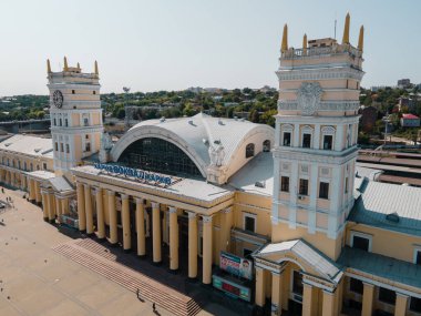 Kharkiv, Ukrayna 05.10.2020: Kharkov 'daki merkezi yolcu istasyonunun hava manzarası