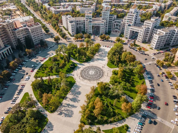 Kharkov 'daki özgürlük meydanındaki Derzhprom binasının havadan görünüşü