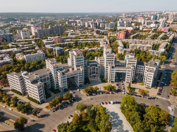 Kharkov 'daki özgürlük meydanındaki Derzhprom binasının havadan görünüşü