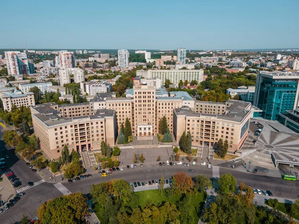 Kharkiv 'deki Özgürlük Meydanı' ndaki Karazin Üniversitesi 'nin hava görüntüsü