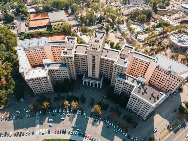 ハリコフの自由広場にあるカラザン大学の航空写真 — ストック写真