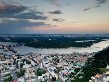 Ukrayna 'nın başkenti Kiev' in tarihi merkezinin havadan görünüşü