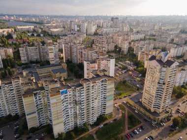Kiev metropolünün yoğun nüfuslu uyuma alanının havadan görüntüsü.