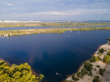 Şehrin yakınındaki nehrin havadan görüntüsü.