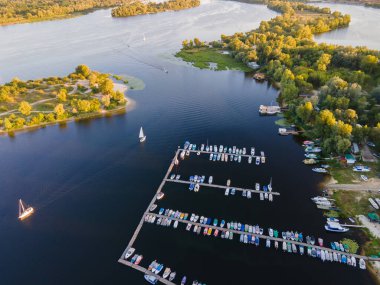 Küçük motor ve kayıklar için marinanın havadan görüntüsü