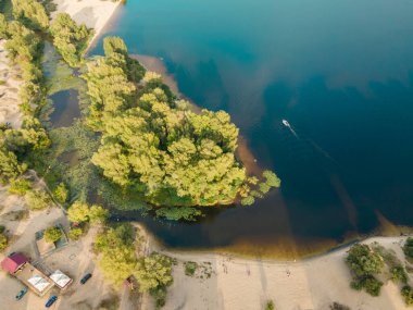 Şehrin yakınındaki nehrin havadan görüntüsü.
