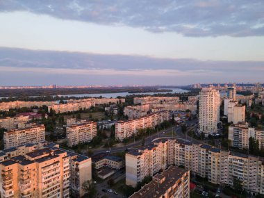 Kiev metropolünün yoğun nüfuslu uyuma alanının havadan görüntüsü.