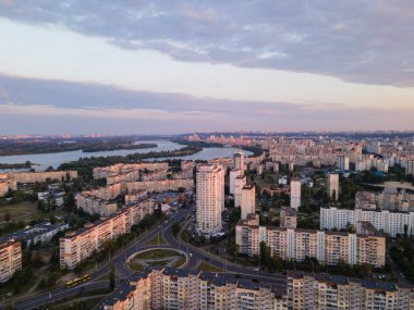 Kiev metropolünün yoğun nüfuslu uyuma alanının havadan görüntüsü.