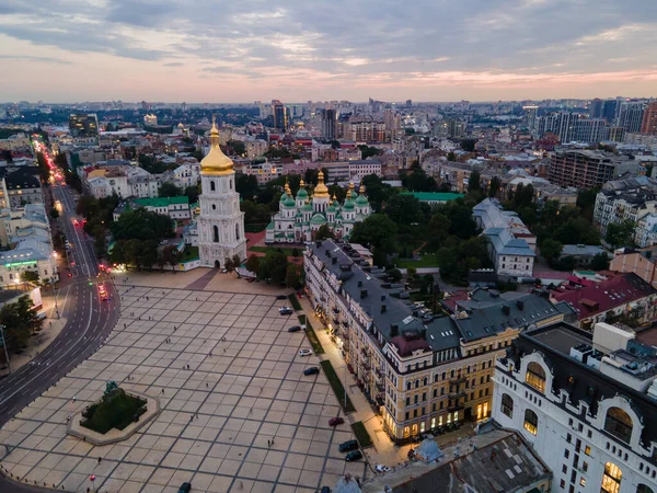 Akşam Kiev 'in tarihi merkezinde Sofiyevskaya Meydanı' nda verilen konserin hava görüntüsü.
