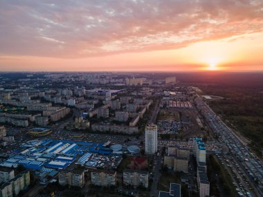 Kiev metropolünün yoğun nüfuslu uyuma alanının havadan görüntüsü.